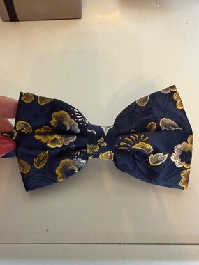 le chateau Navy and Gold Floral Jacquard Bow Tie